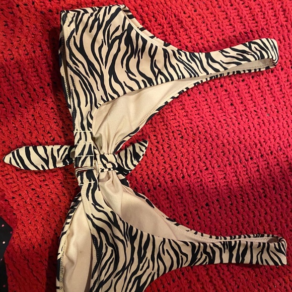 Hollister Bikini Cheetah top - Picture 2 of 4